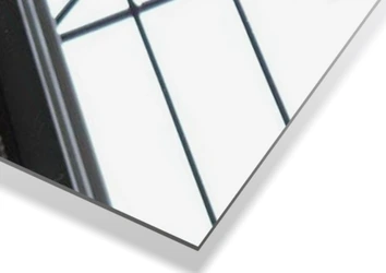 Geborstelde roestvrijstalen montagestandaard voor een spiegel.